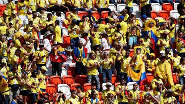 Avianca despidió a colombiano que ingresó licor en binoculares al duelo ante Japón