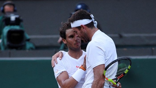 El fraterno abrazo entre Rafael Nadal y Del Potro tras su duro partido en cuartos de Wimbledon