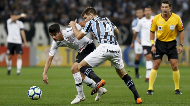 Ángelo Araos fue titular en derrota de Corinthians ante Gremio por el Brasileirao