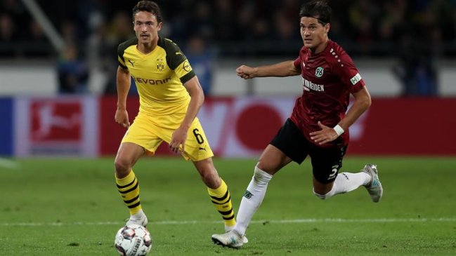 Miiko Albornoz aportó como titular en el empate de Hannover frente a Borussia Dortmund
