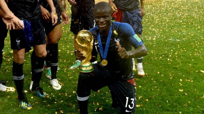 El campeón del mundo más humilde: Kanté cenó y jugó FIFA con hinchas tras perder su tren