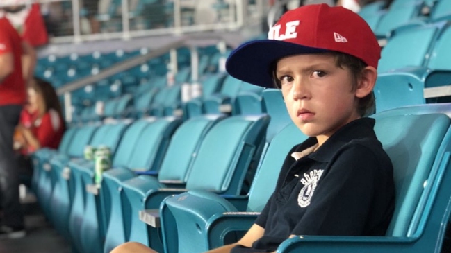 La emotiva imagen del nieto de Luis Omar Tapia tras la derrota de Chile ante Perú