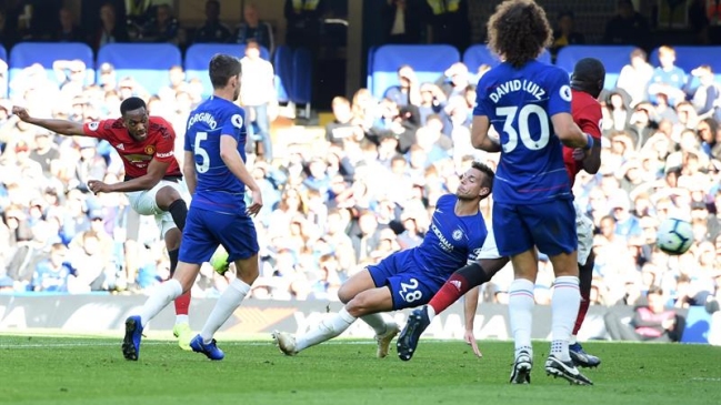 Alexis Sánchez vio minutos en vibrante empate de Manchester United ante Chelsea