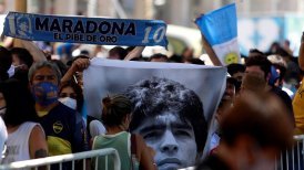 Empleado de funeraria causó indignación por fotografía con el féretro de Maradona abierto