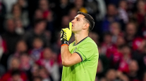 Hizo callar a los franceses y luego bailó: El show de "Dibu" Martínez en los penales entre Aston Villa y Lille