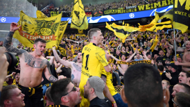 ¡Con un megáfono!: Marco Reus lideró festejos con hinchas de Borussia Dortmund