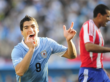 Luis Suárez abrió el marcador para Uruguay frente a Paraguay