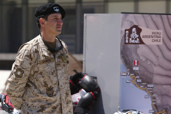 Capitán del Ejército recibió la moto con la que competirá en el Dakar