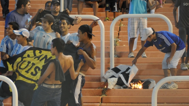 Hinchas argentinos quemaron una bandera chilena durante incidentes en Mendoza