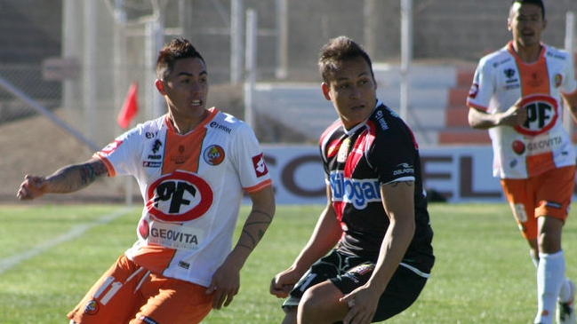 Cobresal aplastó a Curicó Unido y se mantuvo en Primera División