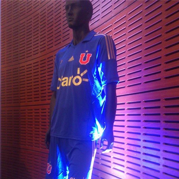 U. de Chile presentó nueva camiseta para la temporada 2013-2014