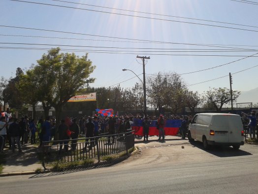 Hinchas apoyaron a José Rojas con un “banderazo”