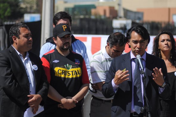 Marco Enríquez-Ominami se reunió con la Garra Blanca