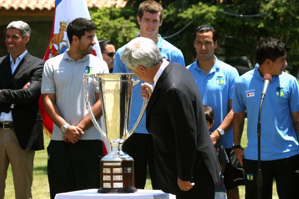 El Presidente Piñera recibió camiseta del O’Higgins campeón