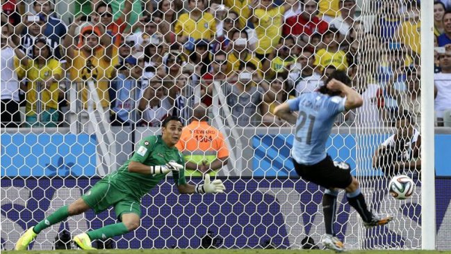 Edinson Cavani anotó de penal el primero para Uruguay sobre Costa Rica