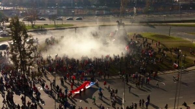 Incidentes aislados se registraron en Plaza Baquedano tras partido de Chile