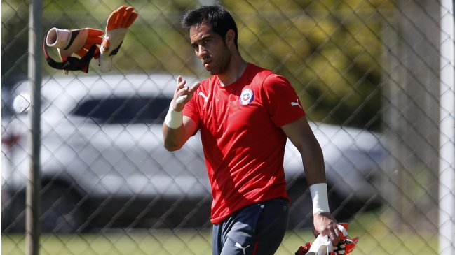 Claudio Bravo arribó a España para su presentación en FC Barcelona