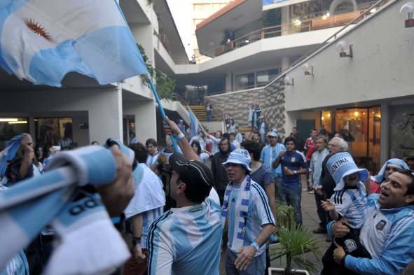 Hinchas argentinos celebraron el paso a la final en el centro de Santiago