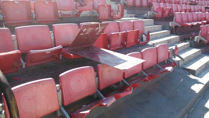 Los destrozos provocados por los barristas de Colo Colo en el Nacional