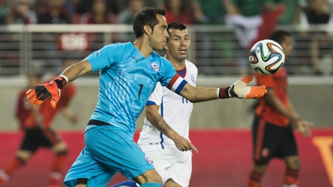 Claudio Bravo: Nuestra selección tiene que vestir con ropa oficial y no con réplicas