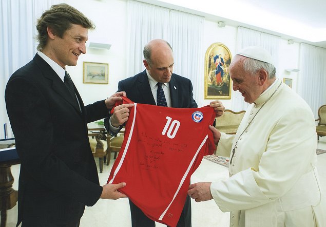 Papa Francisco recibió camiseta chilena firmada por Jorge Sampaoli