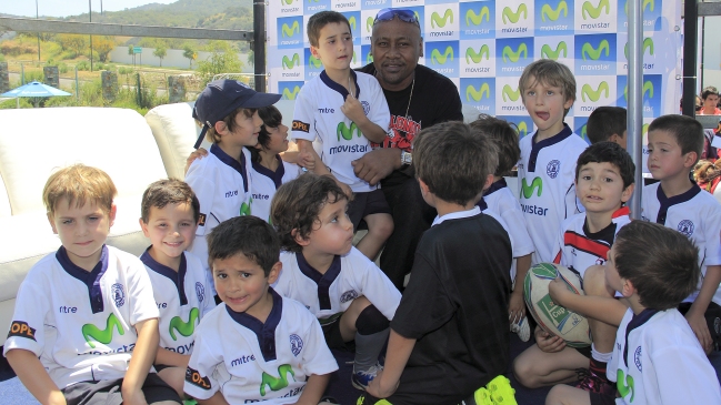 Jonah Lomu encantó a los más pequeños en su visita a Chile