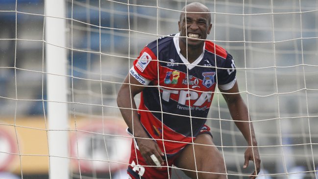 Partido de San Marcos e Iquique fue suspendido por insultos racistas contra Emilio Rentería