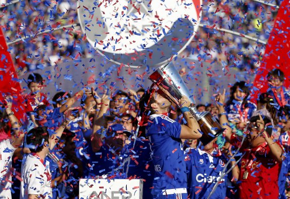 La U levantó la copa de campeón del Torneo de Apertura