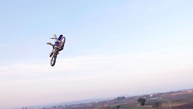 Motorista muestra increíble “voltereta” en el aire