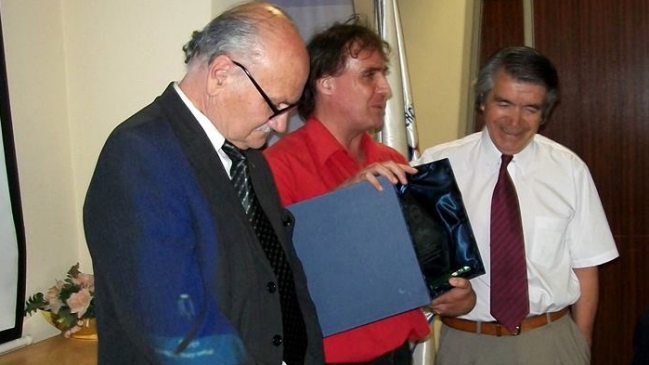 Dibujante tardó 30 años en elaborar enciclopedia del fútbol chileno