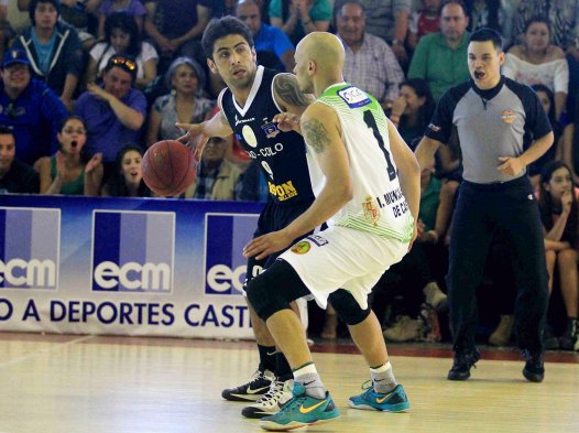 Deportes Castro venció a Colo Colo en el segundo partido de la final del baloncesto