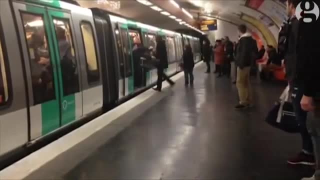 Hinchas de Chelsea no dejaron tomar el metro a una persona por su color de piel en París