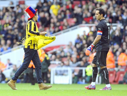Hincha de Fernández Vial se metió a la cancha del Emirates Stadium