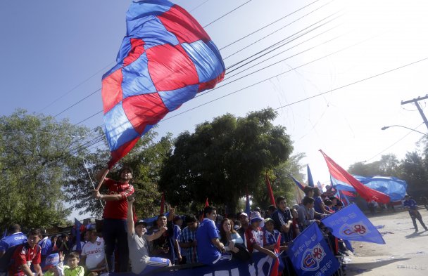 El “banderazo” de la U culminó con incidentes entre hinchas y Carabineros