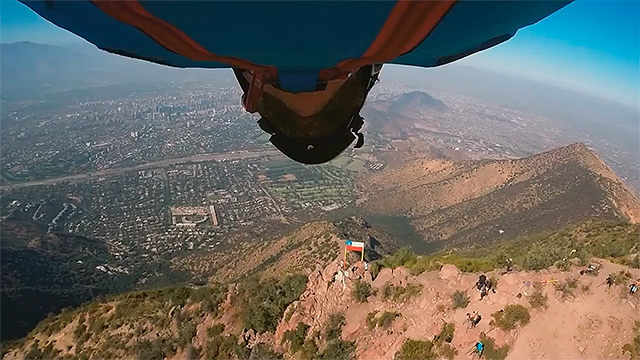 Ex piloto Fach logró una sorprendente hazaña en wingsuit