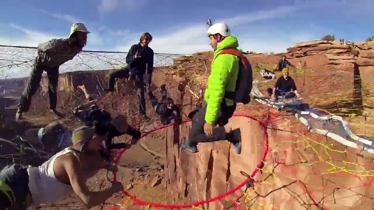 Así se ve en primera persona un salto en paracaídas desde un precipicio