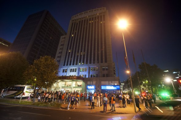 El “banderazo” de los hinchas de U. Católica en la previa al pleito con Colo Colo