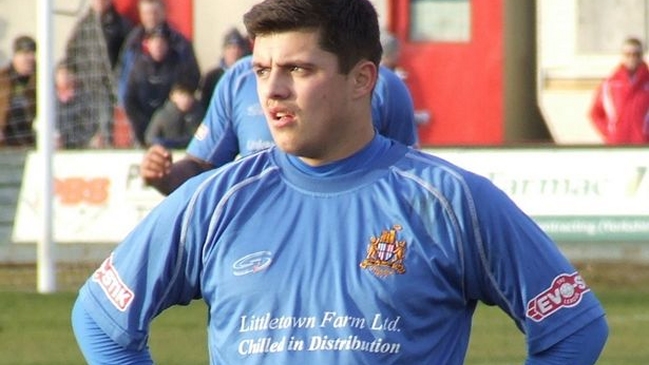 Futbolista fue despedido tras tener sexo con hincha en banco de suplentes