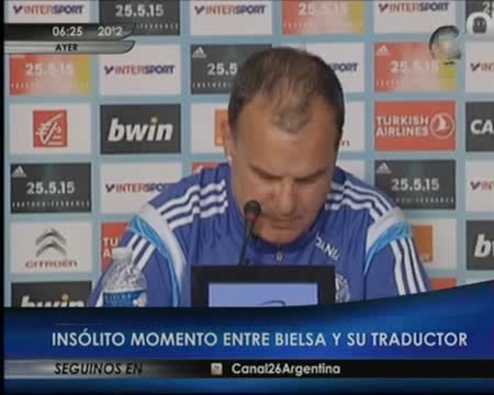 El gracioso momento entre Marcelo Bielsa y su traductor