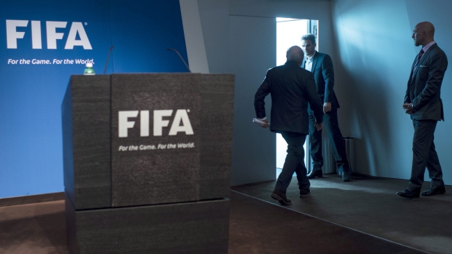Los auspiciadores de la FIFA aplauden salida de Blatter