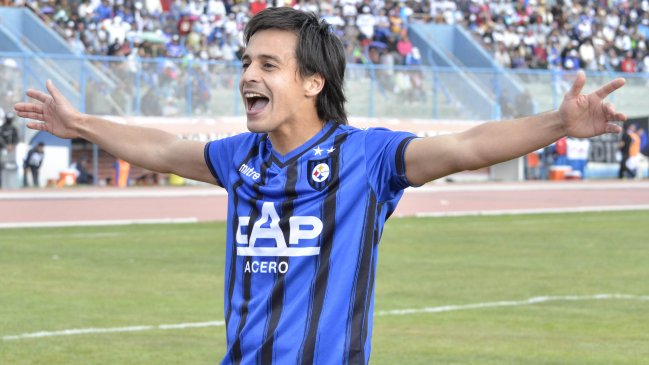 U. Católica está negociando por el volante de Huachipato Carlos Espinosa