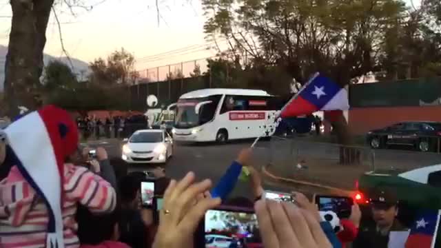 La salida del bus de la selección chilena rumbo al Estadio Nacional