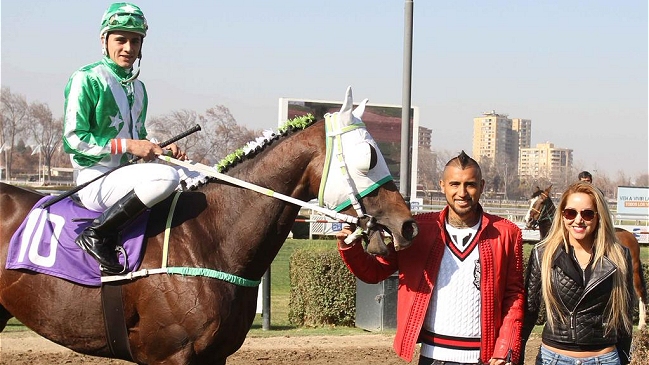 Arturo Vidal celebró el triunfo de “Clavito Godoy” en el Club Hípico