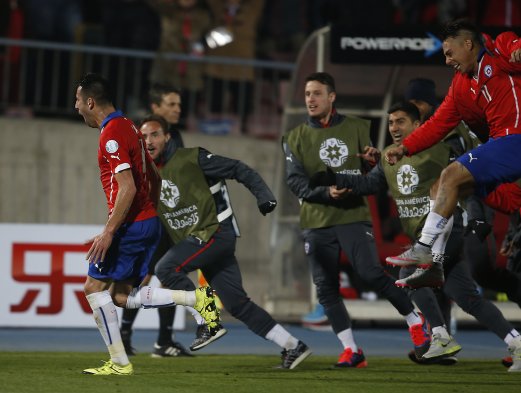 Los momentos imborrables que dejó el gol de Mauricio Isla para la clasificación de Chile
