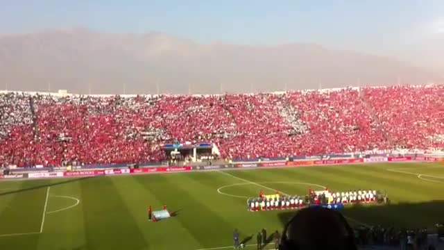 A capella, así se vivió el himno en el Estadio Nacional