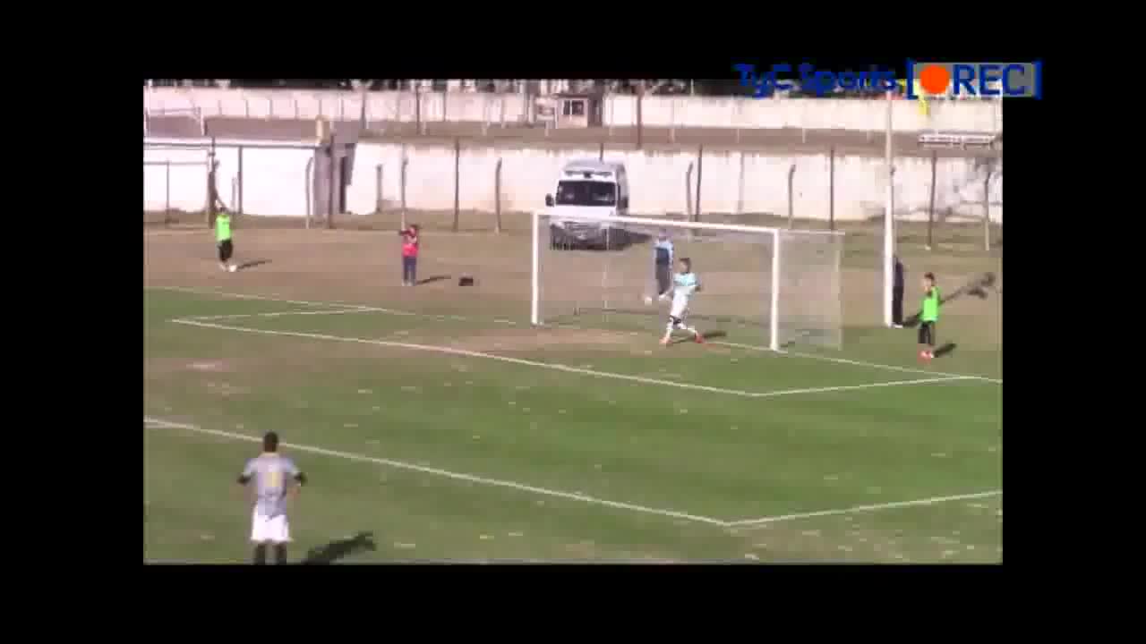 El insólito autogol del portero Rodrigo Cervetti en la B Metropolitana de Argentina