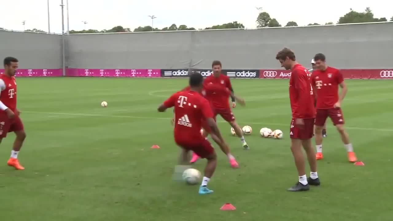 Douglas Costa le dio una poco grata bienvenida a Arturo Vidal en Bayern Munich