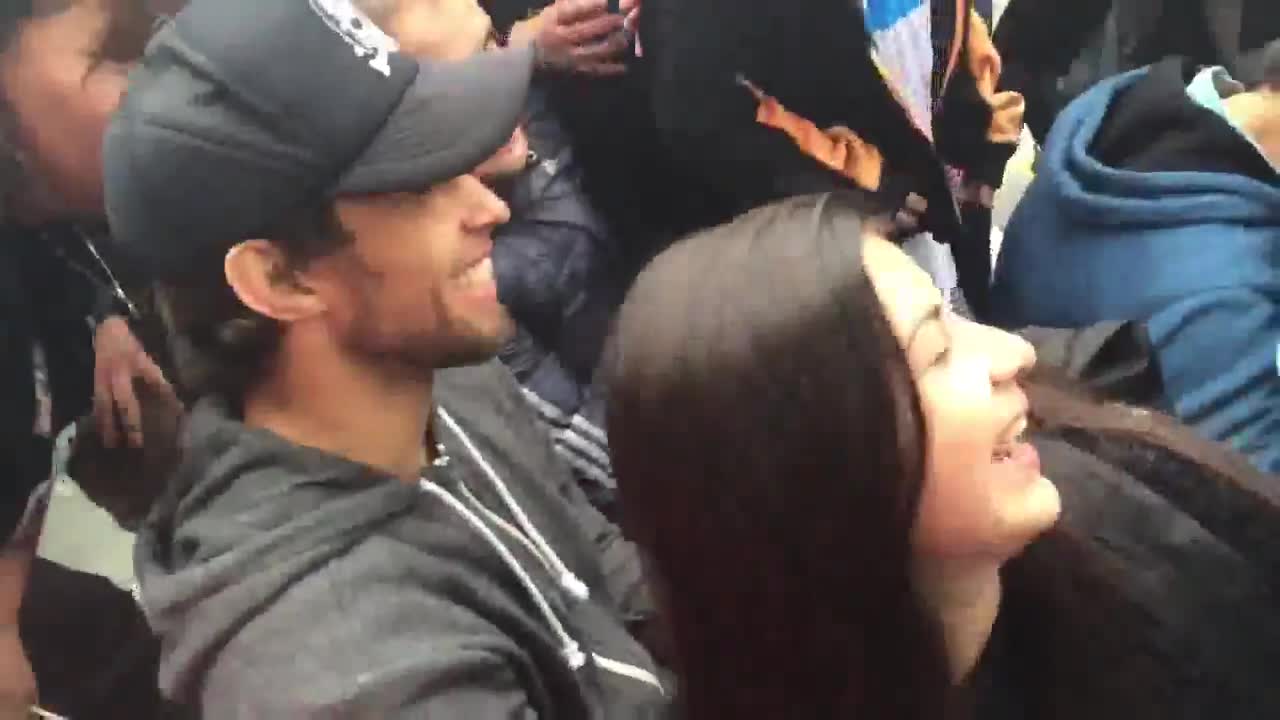 Jorge Valdivia firmó autógrafos en el entretiempo del clásico de la UC y Colo Colo