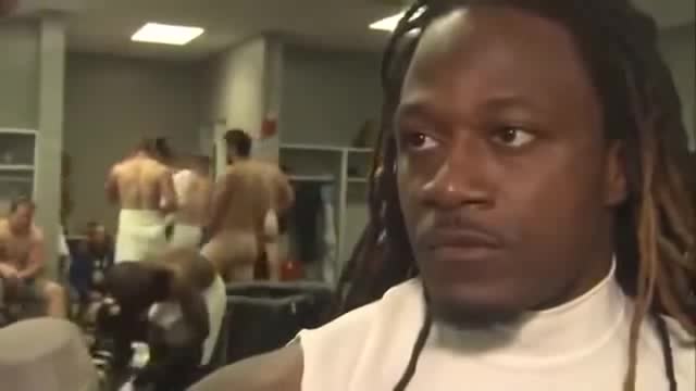 Jugadores de la NFL se quejaron por aparecer desnudos en televisión durante entrevista