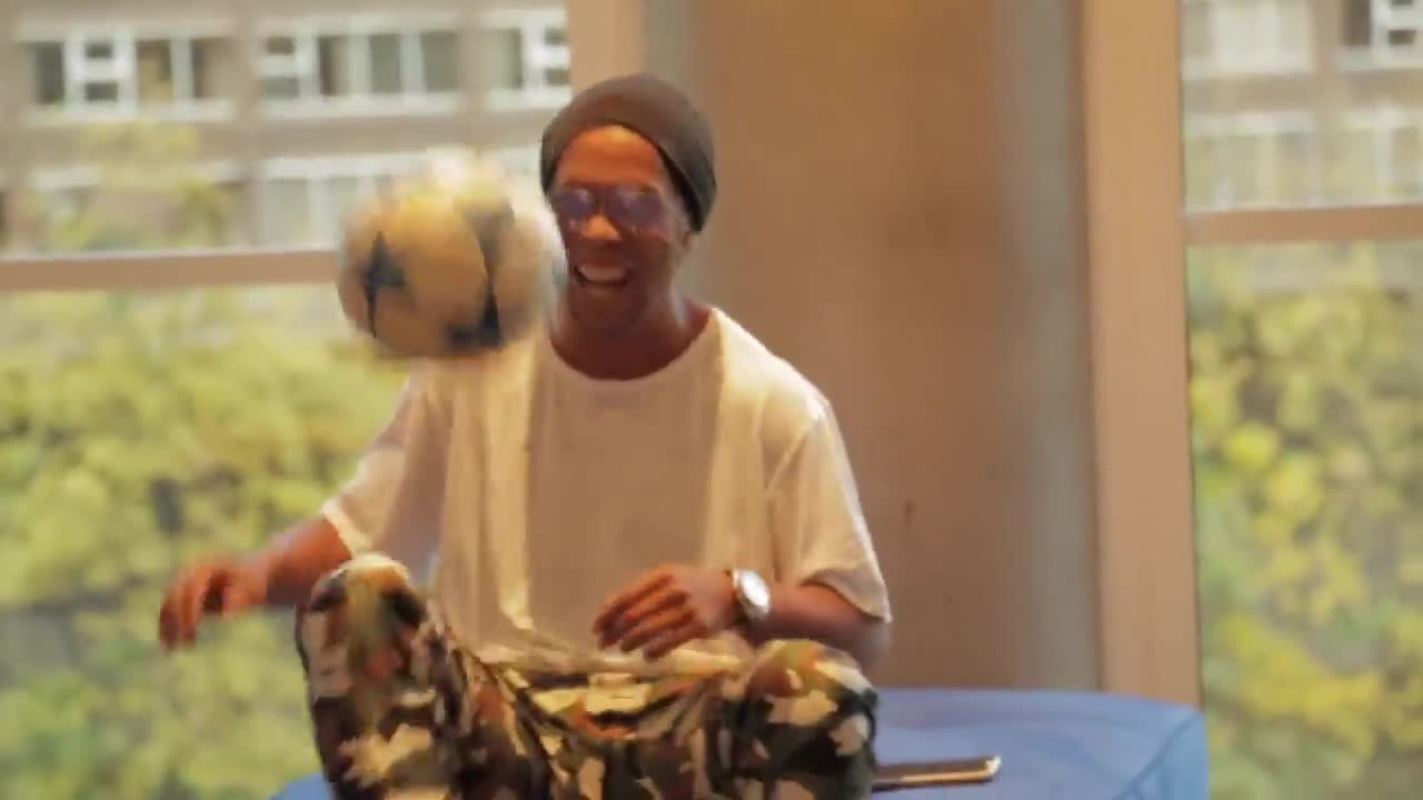 Ronaldinho se lució en un duelo de freestyle